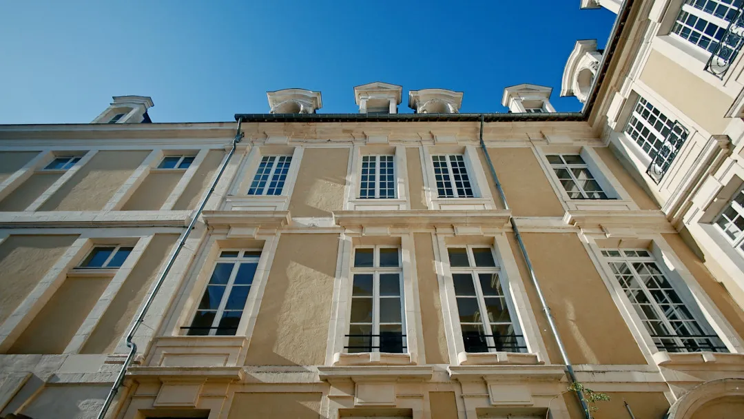 Zoom sur la Façade de l'hôtel Daumesnil à Caen vu d'en bas