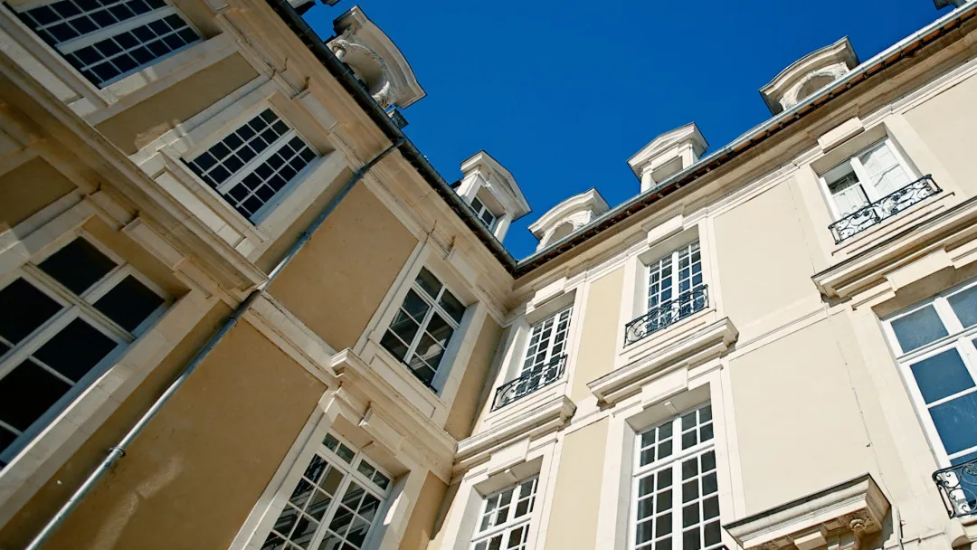 Zoom sur la Façade de l'hôtel Daumesnil à Caen vu d'en bas